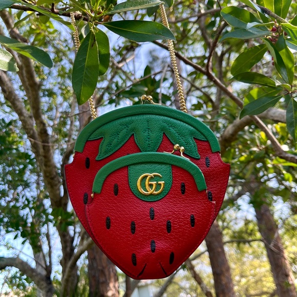 GUCCI Red Strawberry Crossbody Bag 719725 Gold Chain Fruit Pochette Mini Purse - Picture 4 of 16